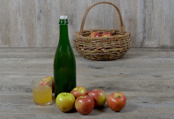 Cesta de manzana y botella de sidra . — Foto de Stock