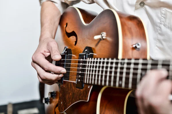 Close-up on the fingers of the guitarist — Stock Photo, Image
