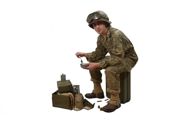 Joven soldado americano toma sus comidas — Foto de Stock