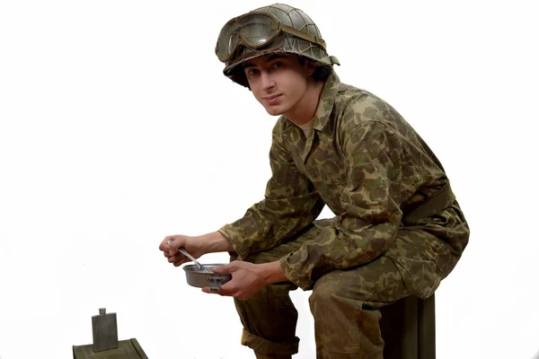 Νεαρός Αμερικανός στρατιώτης παίρνει τα γεύματα του — Φωτογραφία Αρχείου