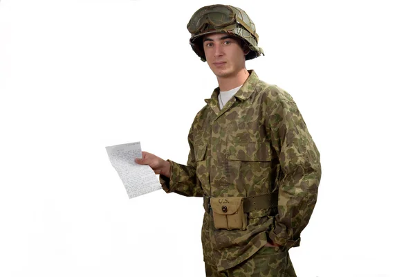 Young American soldier shows a letter — Stock Photo, Image