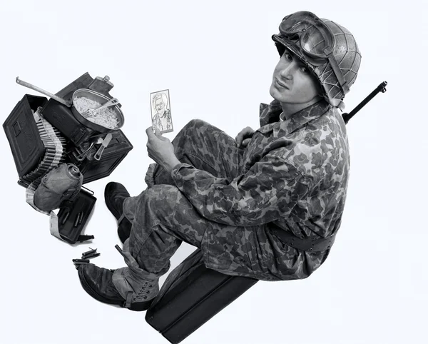 Americký voják ukazuje fotografie — Stock fotografie