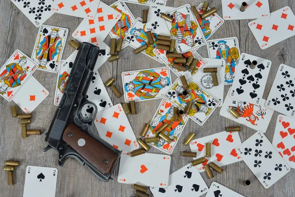 Pistola con naipes — Foto de Stock