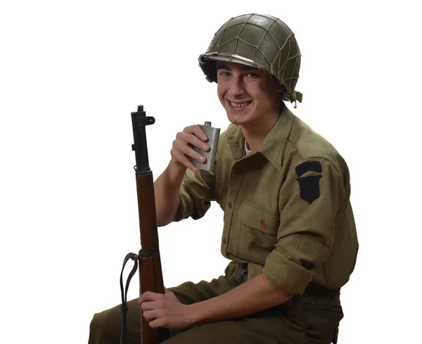 Fiatal amerikai katona vesz egy korty alkoholt文字列とアンティークの木製の箱 — Stock Fotó