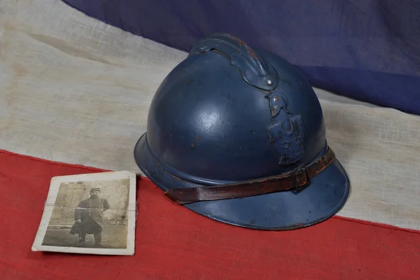 French ww1 helmet with a antique photograph — Stock Photo, Image