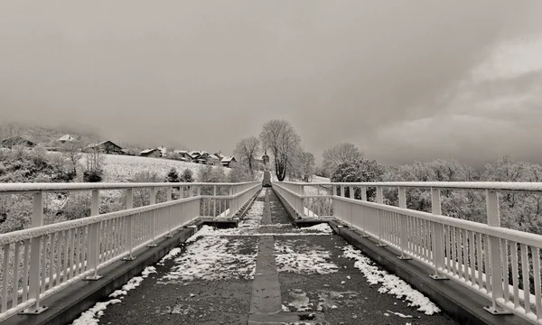 雪の中の村へのアクセスします。 — ストック写真