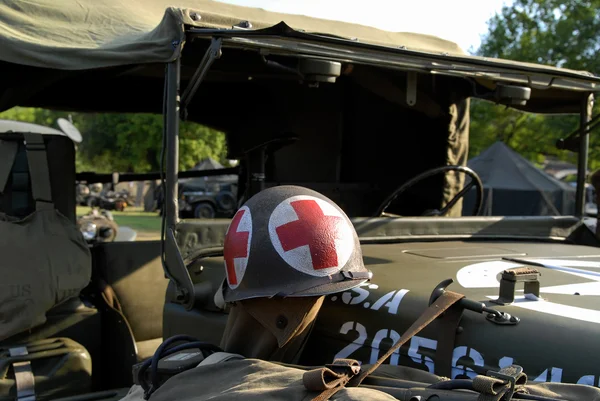 Wereldoorlog twee helm geplaatst op de militaire truck — Stockfoto