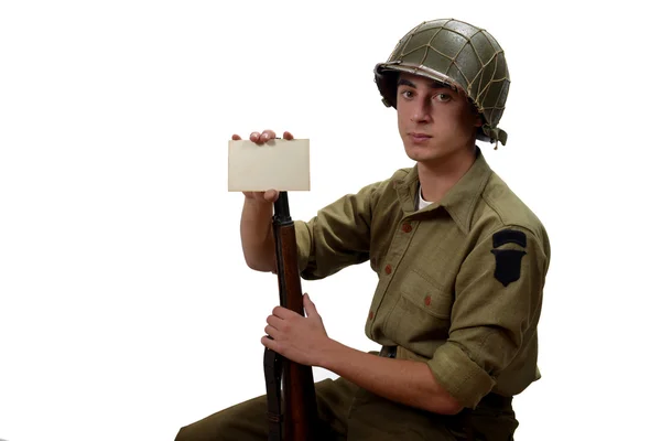 Amerikalı bir asker fotoğrafı göstermek — Stok fotoğraf