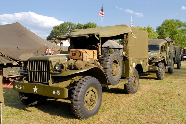 Dos vehículos militares de la guerra mundial — Foto de Stock