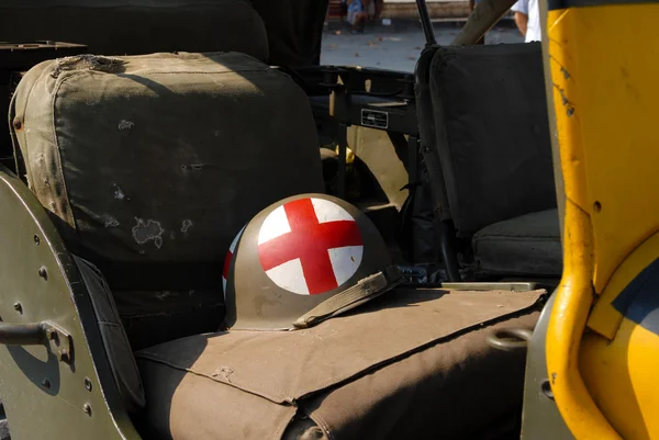 World war two helmet placed on the military truck — Stock Photo, Image