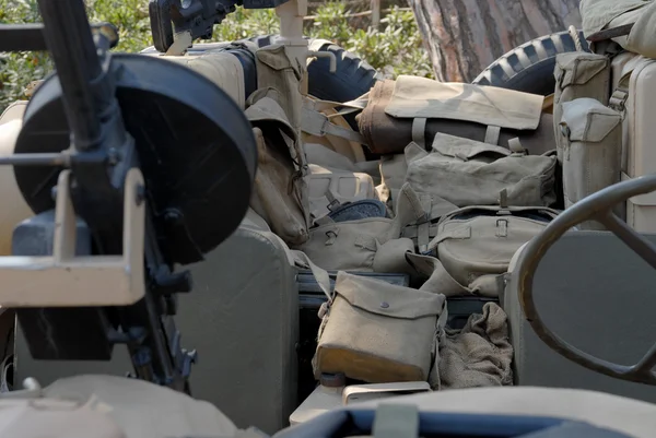 Muchos equipos dentro de un vehículo militar — Foto de Stock