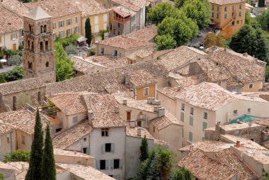 Kırmızı çatılar ile köy