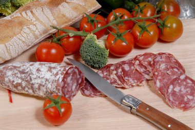 dilimler halinde kesip sosis