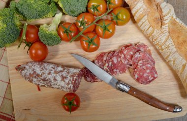 dilimler halinde kesip sosis