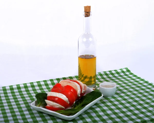番茄色拉配橄榄油瓶 — 图库照片