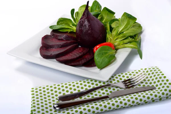 Assiette de salade de betteraves avec serviette verte, couteau et fourchette — Photo
