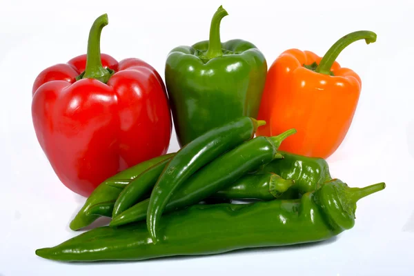 Três pimentas e pimentas verdes vários — Fotografia de Stock