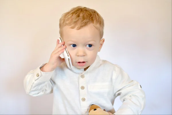 Baby met een mobiele telefoon — Stockfoto