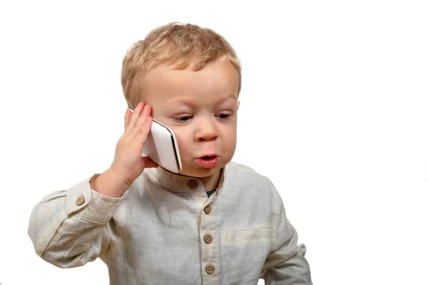 Ребенок с мобильным телефоном — стоковое фото