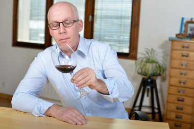 bir kadeh şarap ile işadamı