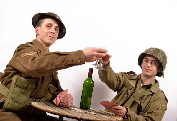 Un soldat anglais et un soldat américain boivent un verre de vin — Photo