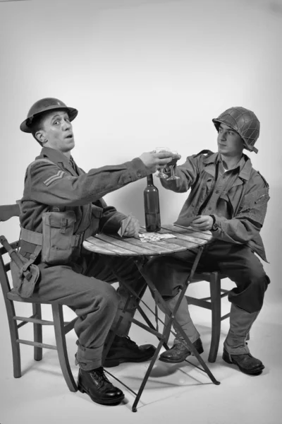 Un soldado inglés y un soldado americano beben una copa de vino — Foto de Stock