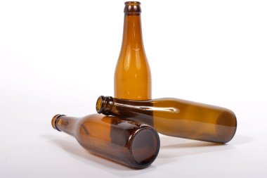 birkaç cam şişe boş.