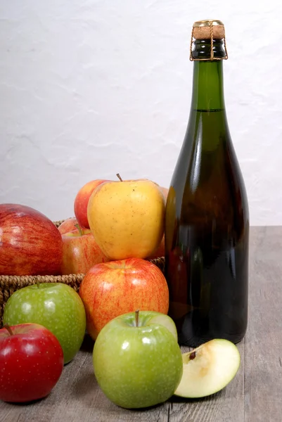 Butelka sok z jabłek — Zdjęcie stockowe