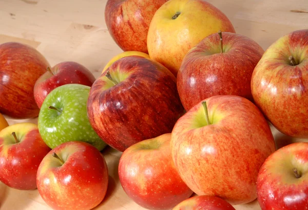 Olika äpplen — Stockfoto