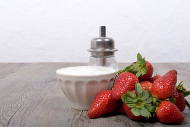  taze krema ve şekerli çilek