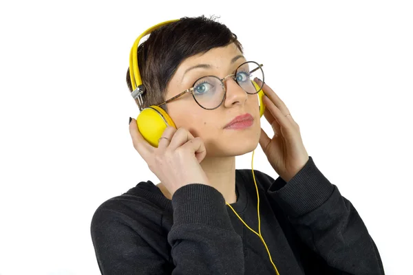 Menina com fones de ouvido amarelos — Fotografia de Stock