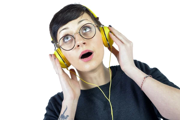 Jeune femme portant des écouteurs écoutant de la musique — Photo