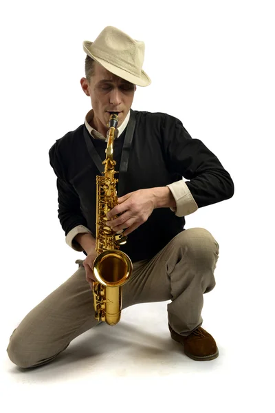 Jonge man spelen saxofoon — Stockfoto