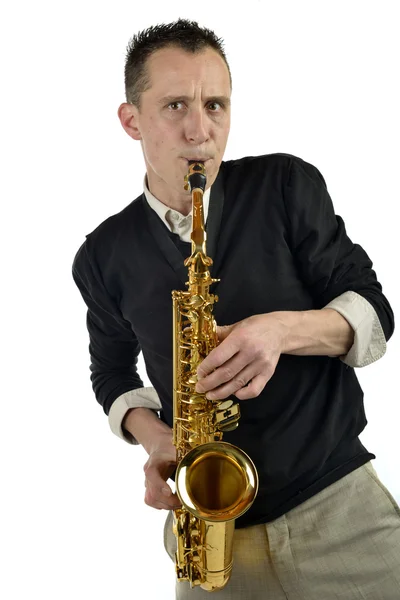 Junger Mann spielt Saxofon — Stockfoto