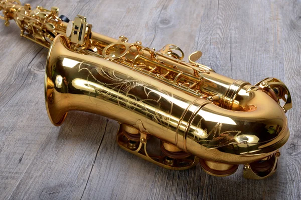 Saxofon på trä — Stockfoto