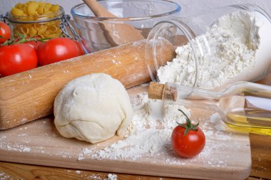 taze domates ve pizza hamuru