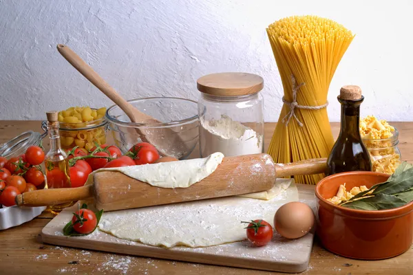 Pizza dough and ingredients — Stock Photo, Image