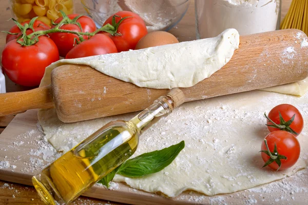 Pizza dough and ingredients — Stock Photo, Image