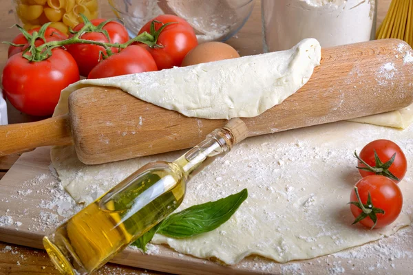 Massa de pizza e ingredientes — Fotografia de Stock