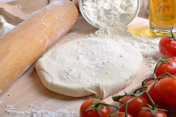 Massa de pizza e ingredientes — Fotografia de Stock