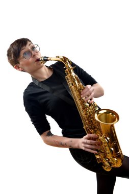 genç kadın saksafon oynamaya