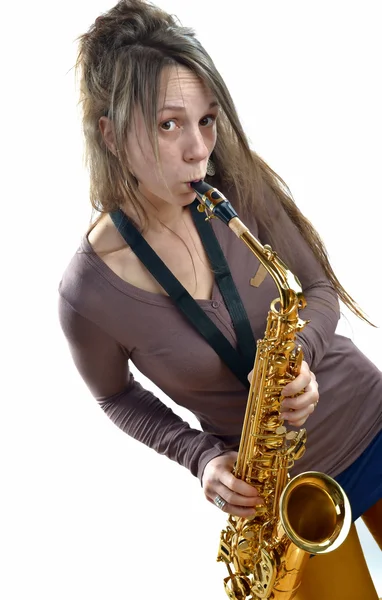 Jonge vrouw de saxofoon spelen — Stockfoto