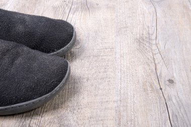 bir çift terlik men