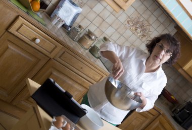 Olgun kadın pasta yapar