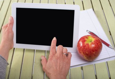 elma tablet bilgisayarınızla tutan kadın