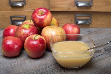 ahşap bir masa üzerinde elma püresi