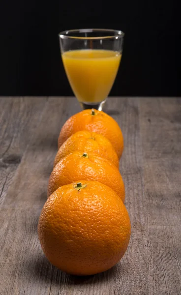 Un verre de jus d'orange aux fruits . — Photo