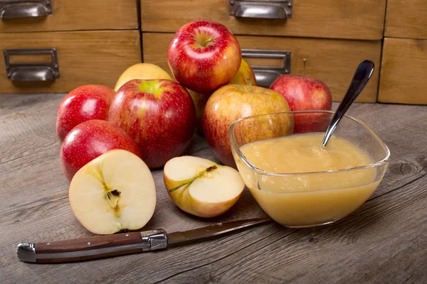 Ahşap bir masa üzerinde elma püresi — Stockfoto