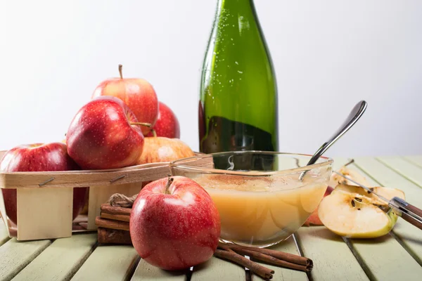 Salsa de manzana ecológica saludable con canela —  Fotos de Stock