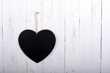 yazı tahtası ahşap duvarda asılı beyaz boyalı